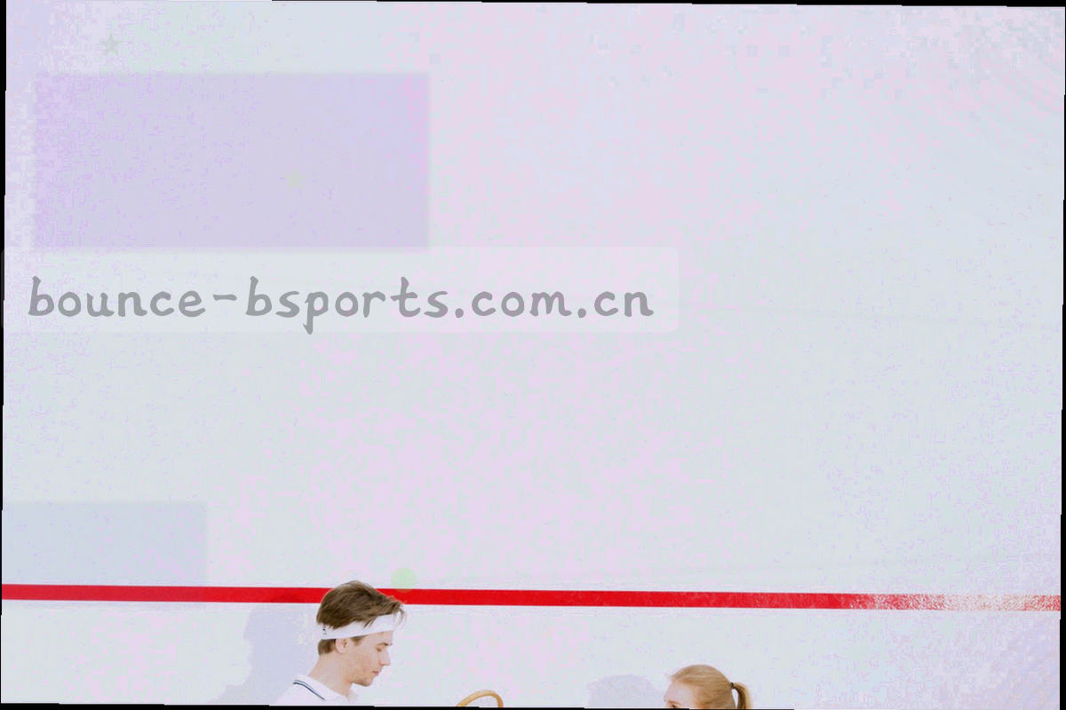 球场轮廓与城市天际线剪影叠加，色调为苔绿与岩灰
